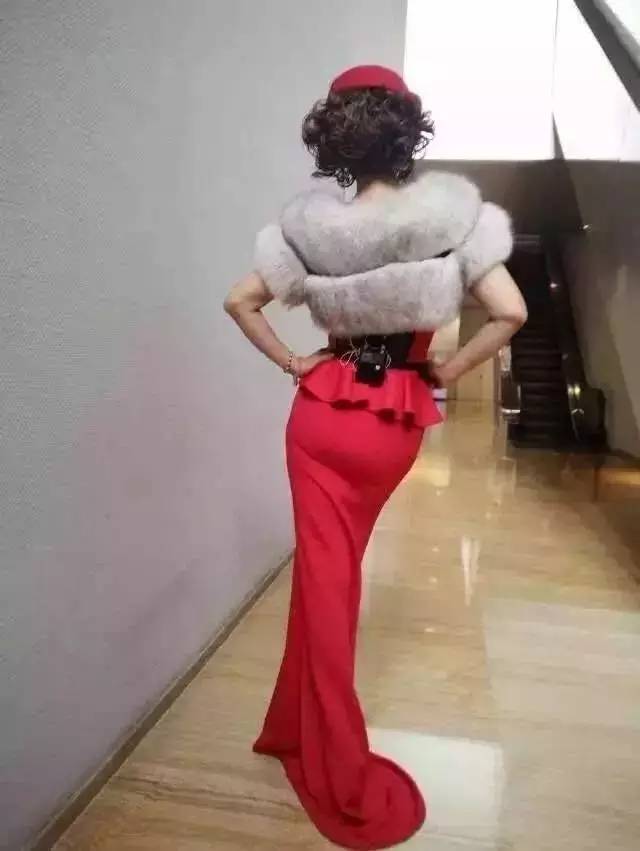搡老女人老妇女老熟妇:11-16-27-28-31-47N：37,社会中的成熟魅力，聚焦老熟妇