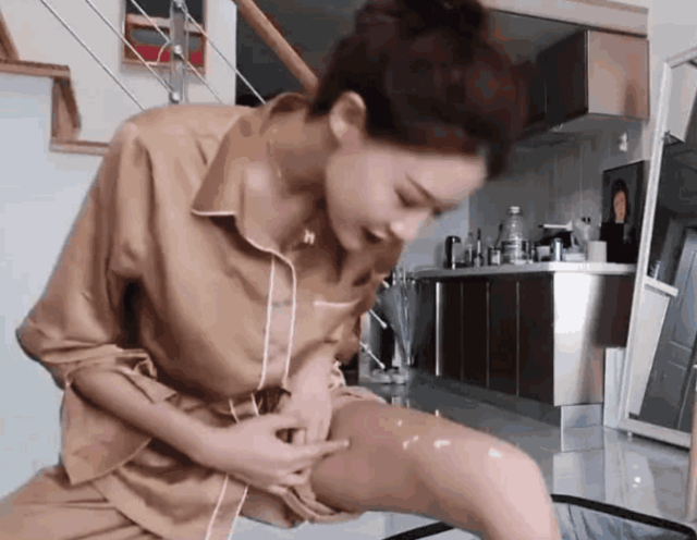 少妇把腿扒开让我添69动态图:02-09-26-31-45-49D：23,探索私密世界的边缘，少妇的开放姿态与自我表达