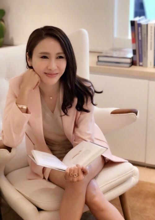 ass鲜嫩鲜嫩年轻少妇pics:07-08-15-18-32-34D：22,探索嫩滑之美，年轻少妇的魅力和风采